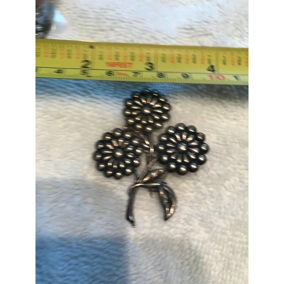Vintage Sterling Silver 3 Daisy Flower & Leaves Circular Pin  Vintage sterling silver brooch pin three daisy daisies flower lapel accessory